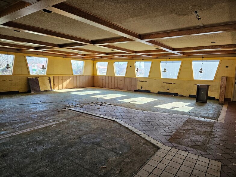 More Photos Of 3199 Bay Rd, Saginaw Restaurant For Lease