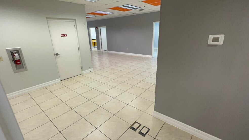 More Photos Of 4940 Bayline Dr, North Fort Myers Warehouse For Lease