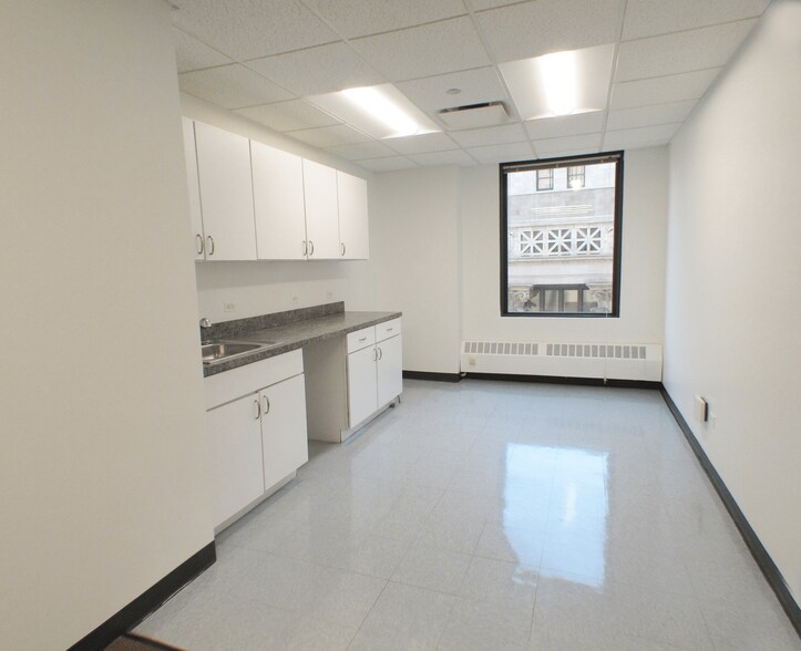 More Photos Of 100 N LaSalle St, Chicago Office For Lease