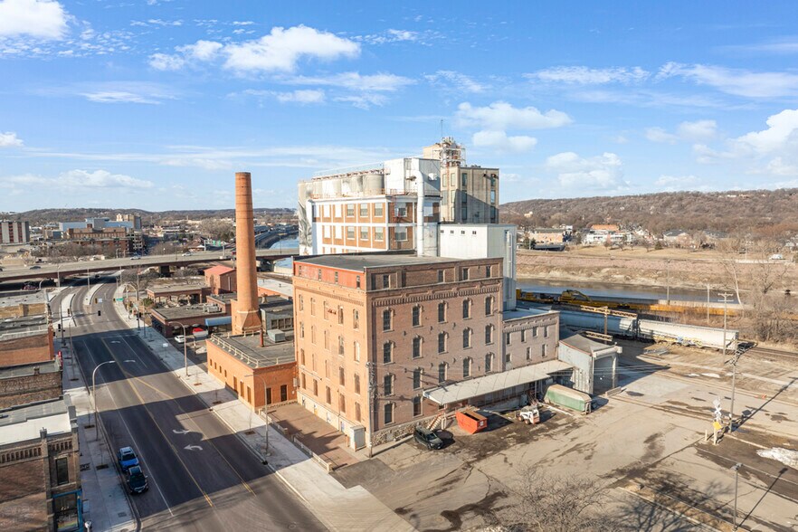 More Photos Of 324 N Riverfront Dr, Mankato Manufacturing For Sale