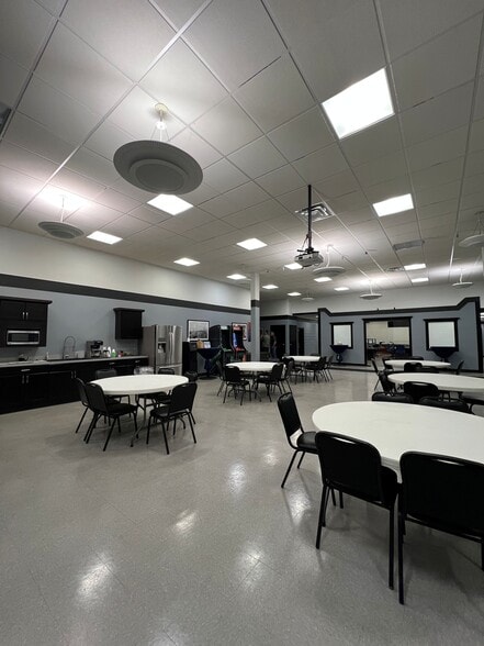 More Photos Of 3610 Shelby St, Indianapolis Manufacturing For Lease