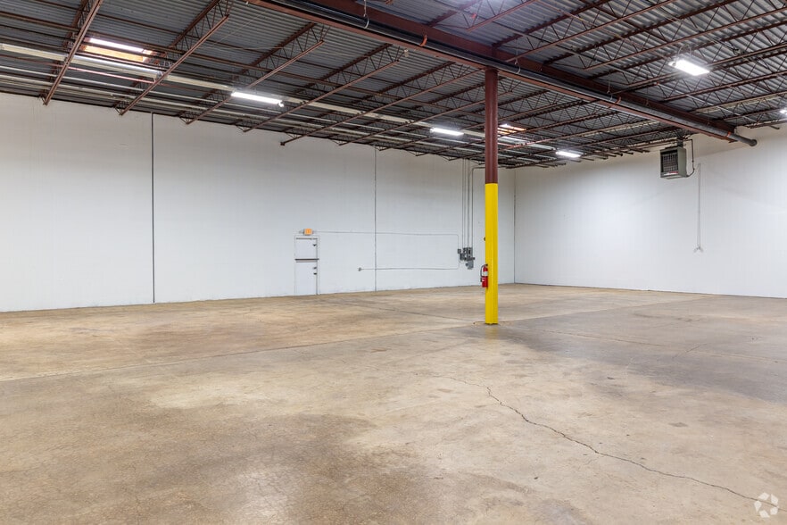 More Photos Of 2515 Willowbrook Rd, Dallas Warehouse For Lease