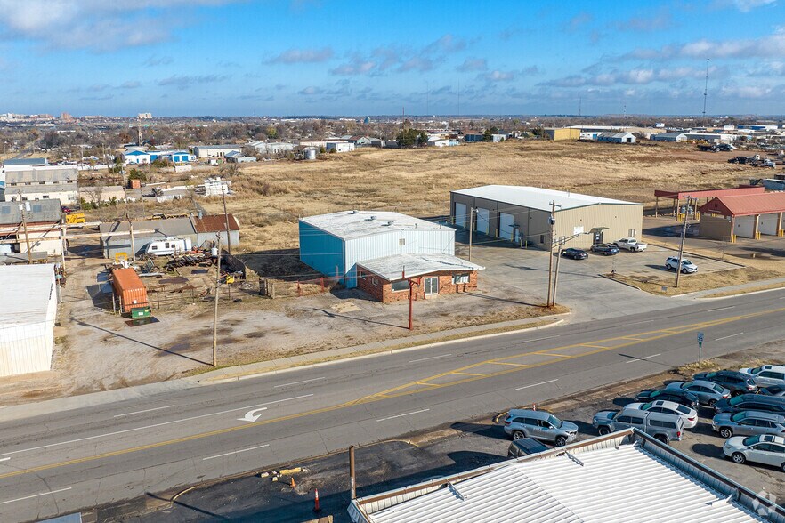 More Photos Of 903 SE 29th St, Oklahoma City Light Distribution For Lease