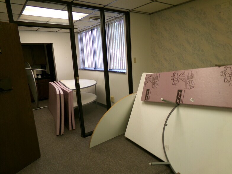More Photos Of 4021 W Michigan Ave, Lansing Office For Sale