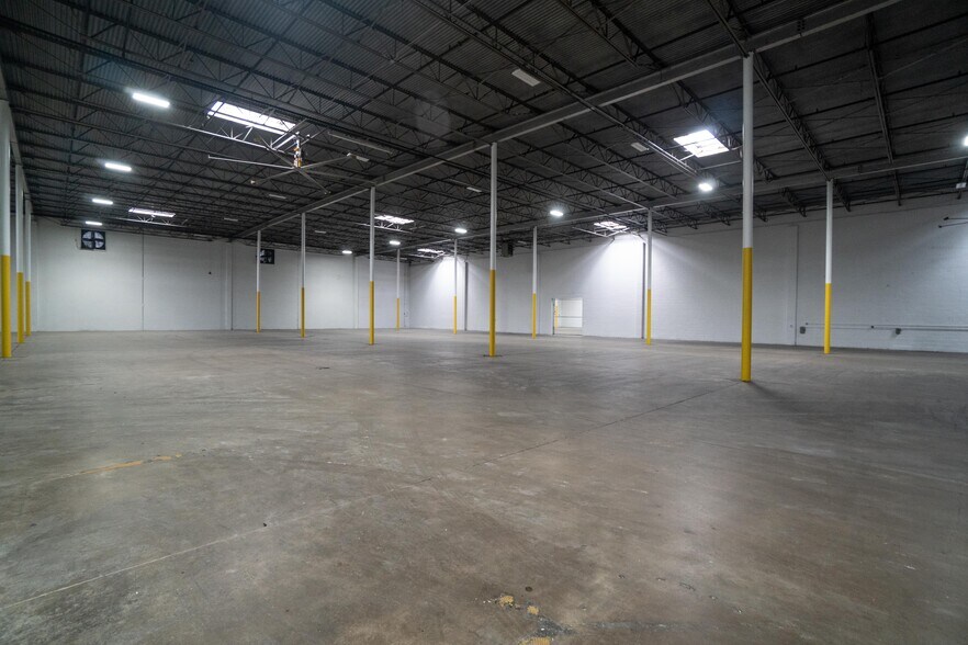 More Photos Of 601-611 W Mockingbird Ln, Dallas Distribution For Lease