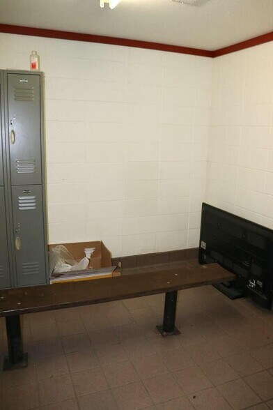 More Photos Of 1301 Industrial Park Rd, Mountain Grove Warehouse For Sale