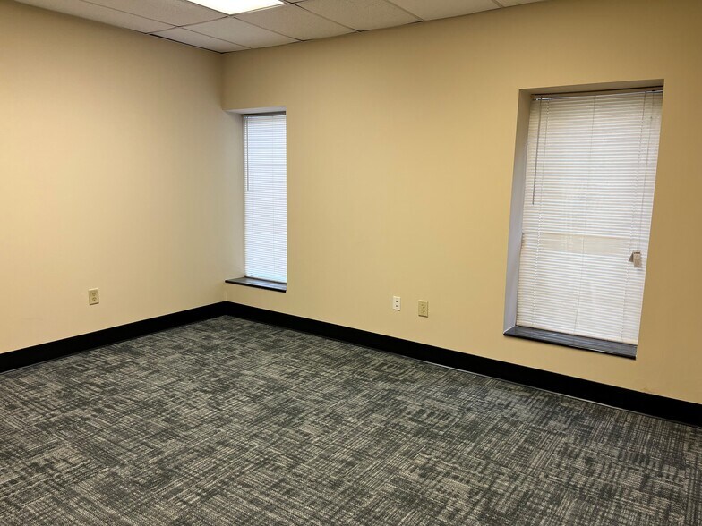 More Photos Of 121 Holt Industrial Cir, Acworth Warehouse For Lease