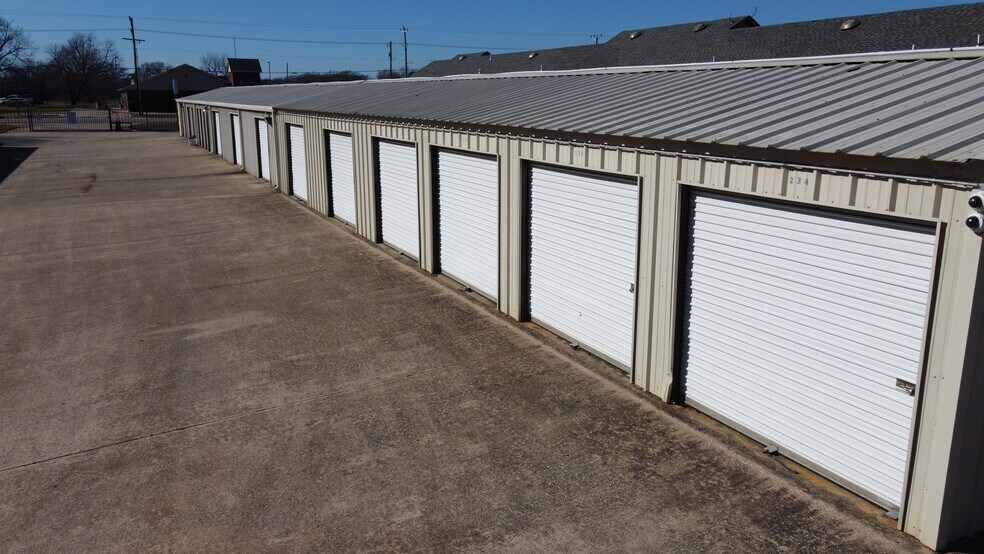 More Photos Of 2502 N 1st Ave, Durant Self Storage For Sale