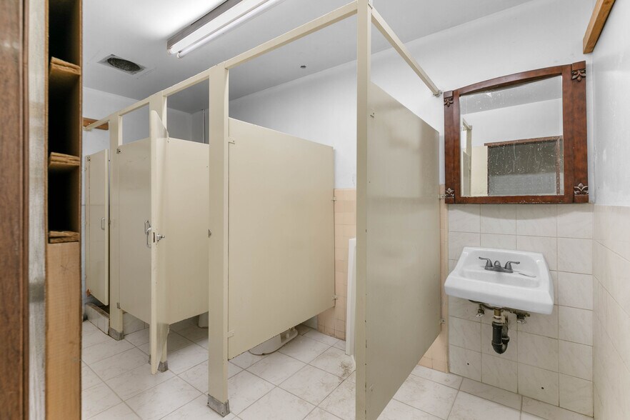 More Photos Of 8115 Lankershim Blvd, North Hollywood Warehouse For Lease