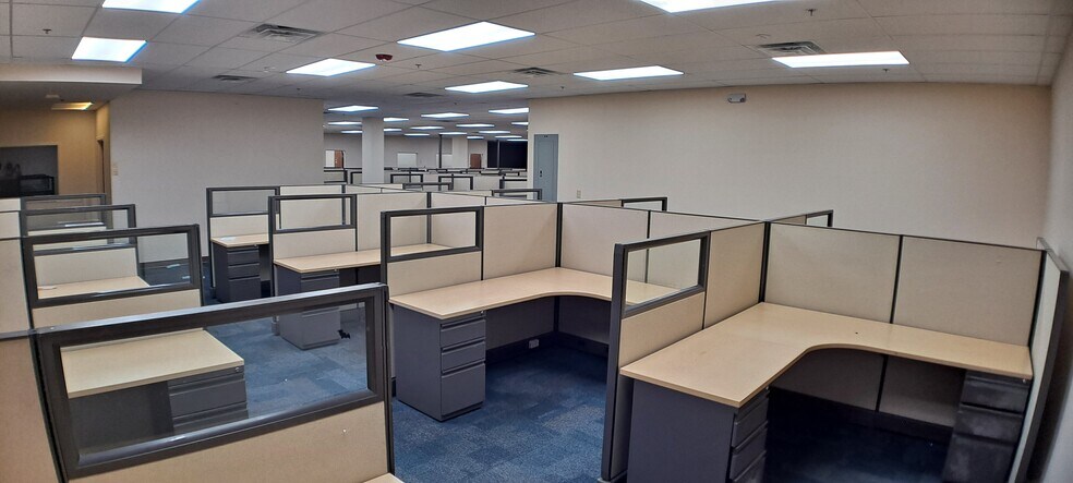 More Photos Of 5000 Park St N, Saint Petersburg Flex For Lease