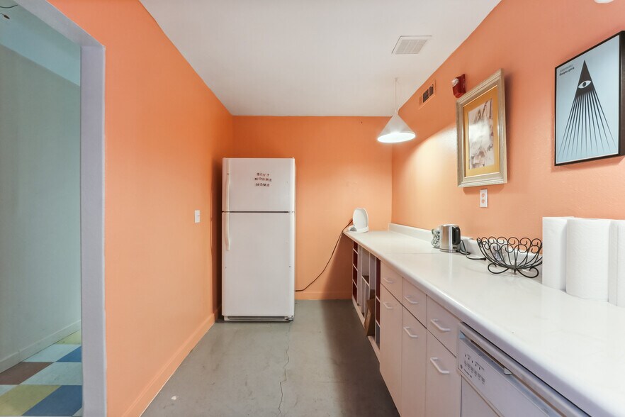 More Photos Of 1112 D St, Sacramento Showroom For Sale