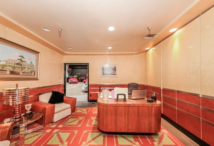 More Photos Of 611 S Glenwood Pl, Burbank Showroom For Sale