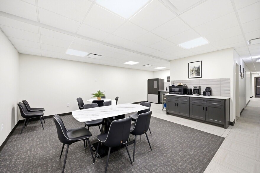 More Photos Of 326 SE Douglas St, Lees Summit Office For Sale