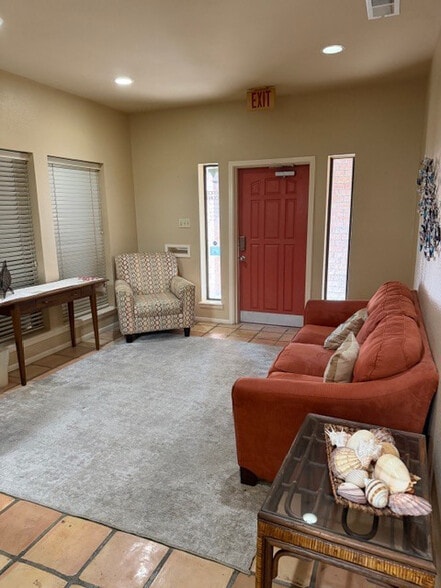 More Photos Of 5426 Holly Rd, Corpus Christi Office For Sale