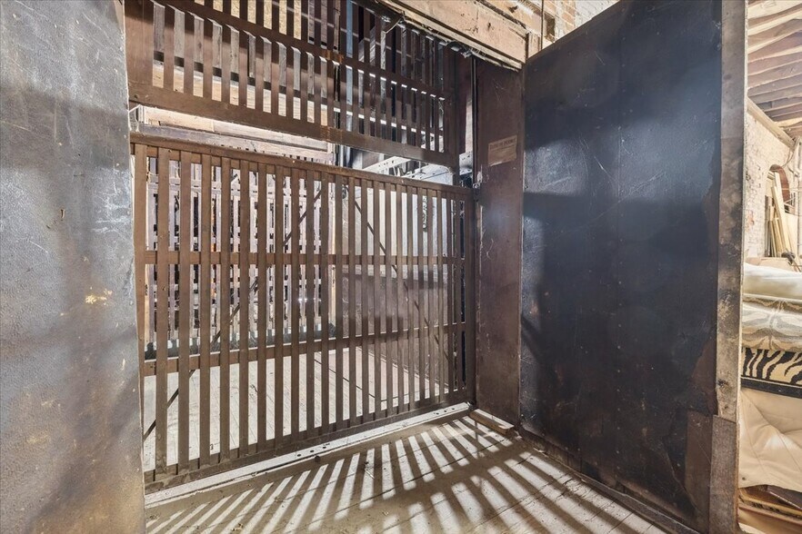 More Photos Of 409 W Gambier St, Mount Vernon Flex For Sale