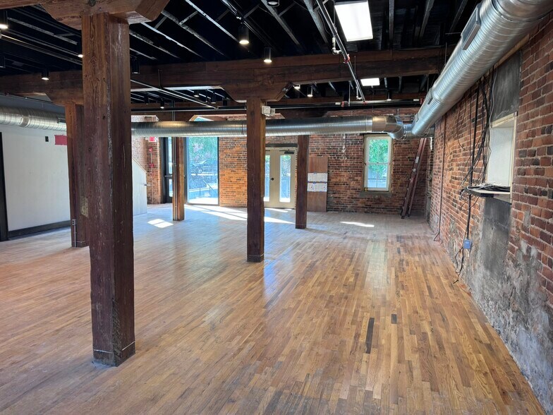 More Photos Of 106 Barnhardt St, Greensboro Freestanding For Lease