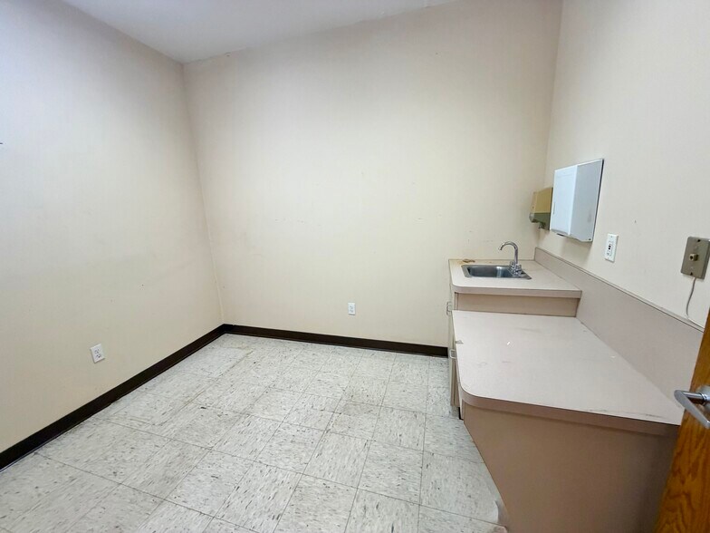 More Photos Of 853-855 Grove St. st, Irvington Healthcare For Lease