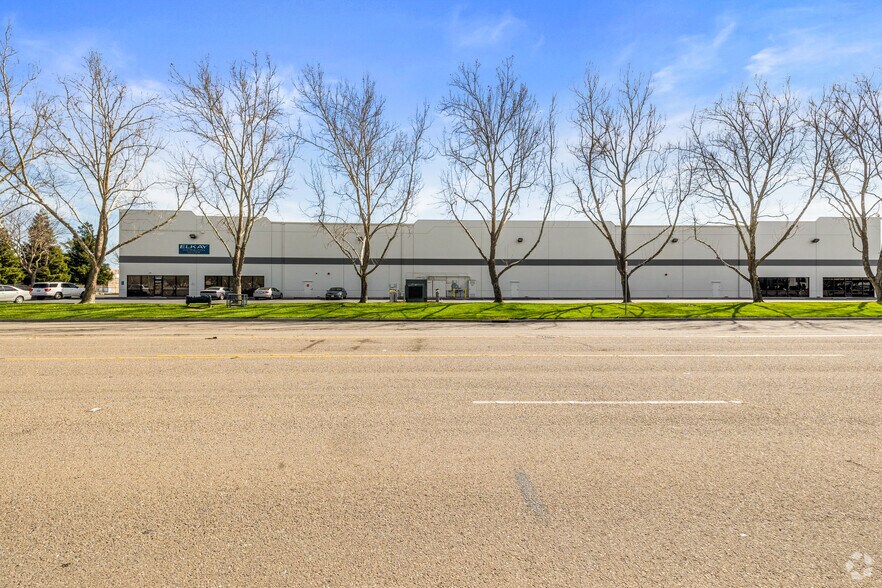 More Photos Of 4114 S Airport Way, Stockton Distribution For Lease