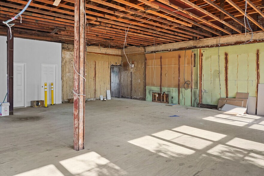 More Photos Of 67-05-67-09 Fresh Pond Rd, Ridgewood Bank For Lease