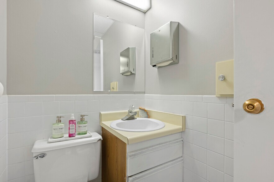 More Photos Of 7373 W Jefferson Ave, Lakewood Medical For Sale