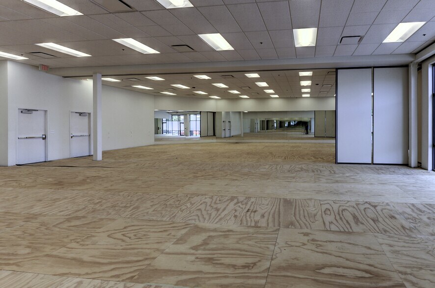 More Photos Of 135th St And Metcalf Ave, Overland Park Unknown For Lease