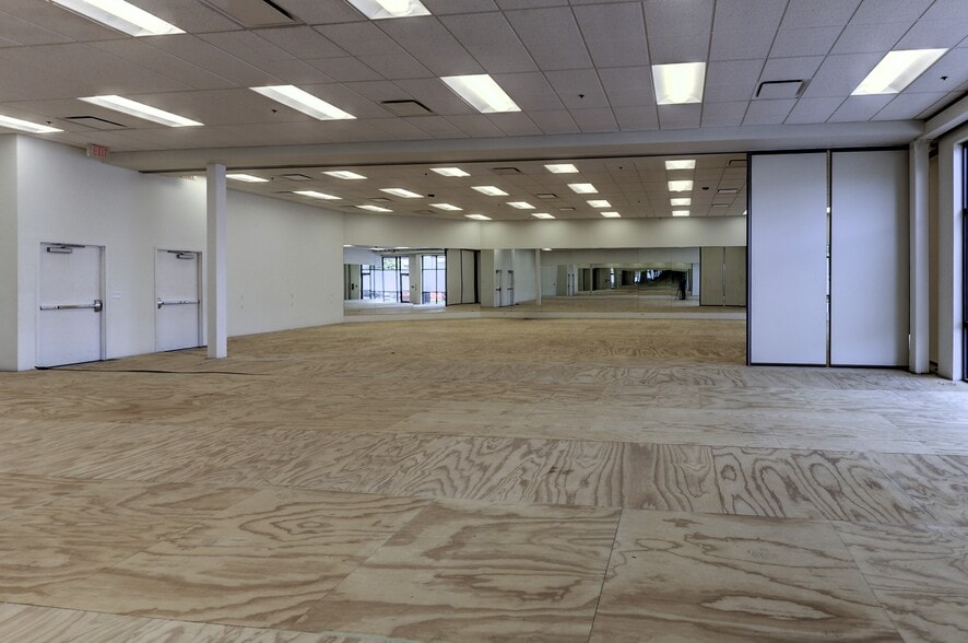 More Photos Of 135th St And Metcalf Ave, Overland Park Unknown For Lease