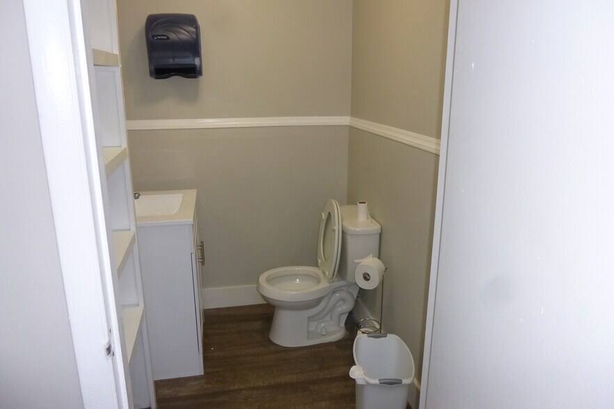 More Photos Of 1209 Wilcox Expy, Kingsport Healthcare For Lease