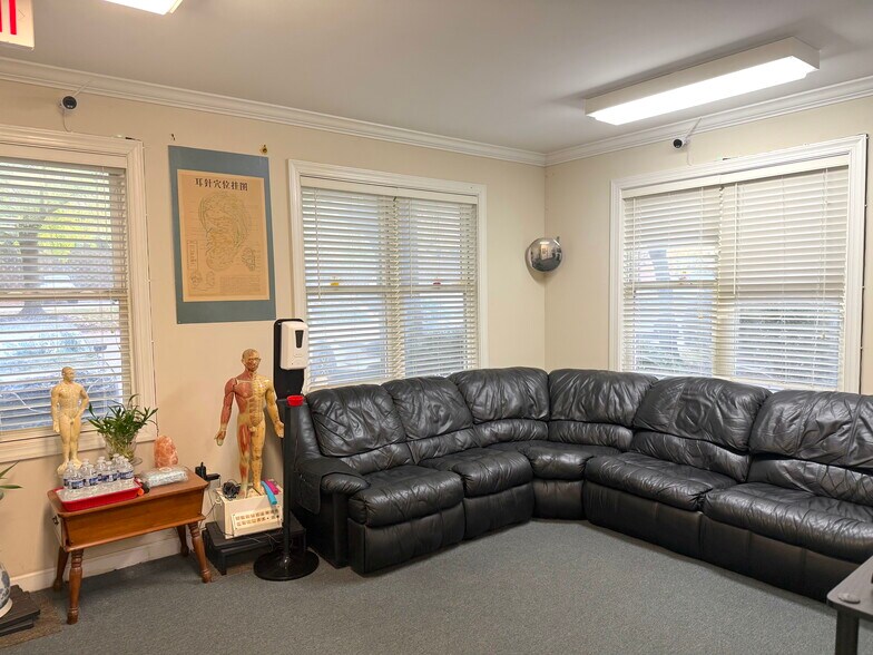 More Photos Of 5640 Six Forks Rd, Raleigh Office For Sale