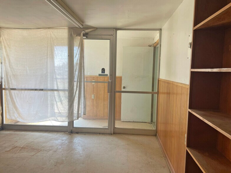 More Photos Of 504 SW 2nd St, Dimmitt Warehouse For Sale