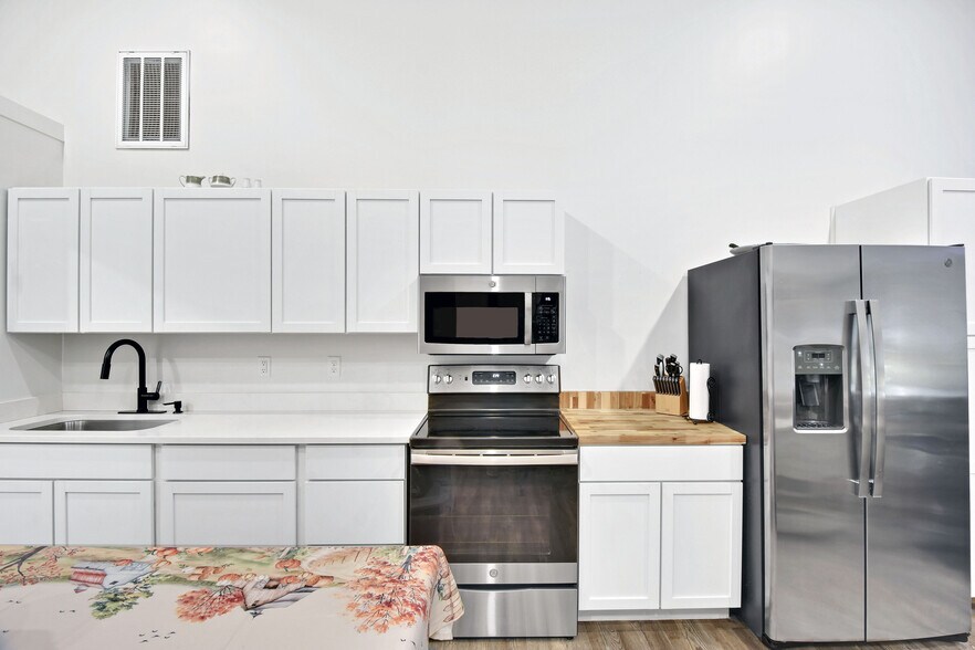 More Photos Of 1607 Norwich St, Brunswick Flex For Sale