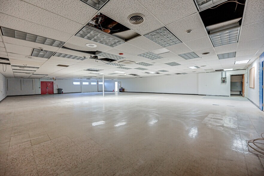 More Photos Of 20 Willow Springs Cir, York Warehouse For Lease