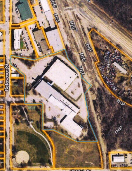 More Photos Of 800-810 E 10th St, Lawrence Flex For Sale