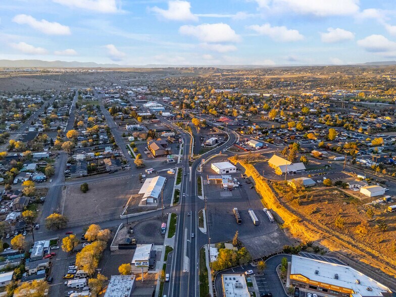 More Photos Of 992 SW Highway 97, Madras Service Station For Sale