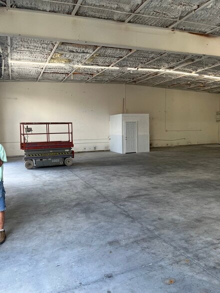 More Photos Of 3906 Arnold Ave, Naples Warehouse For Lease