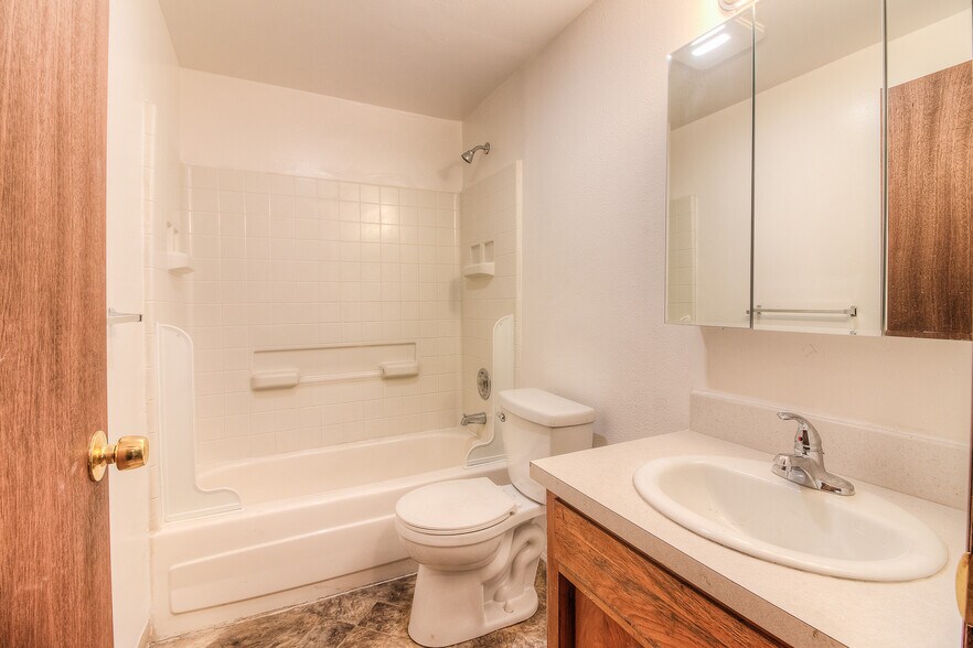 More Photos Of 8-10 S 11th Ave, Yakima Apartments For Sale