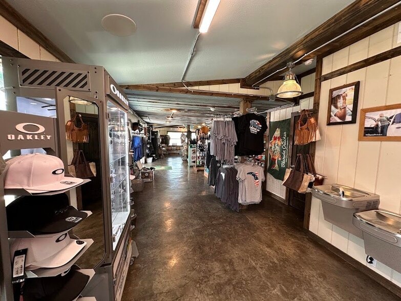 More Photos Of 10 Natelle Ave, Brooksville General Retail For Lease