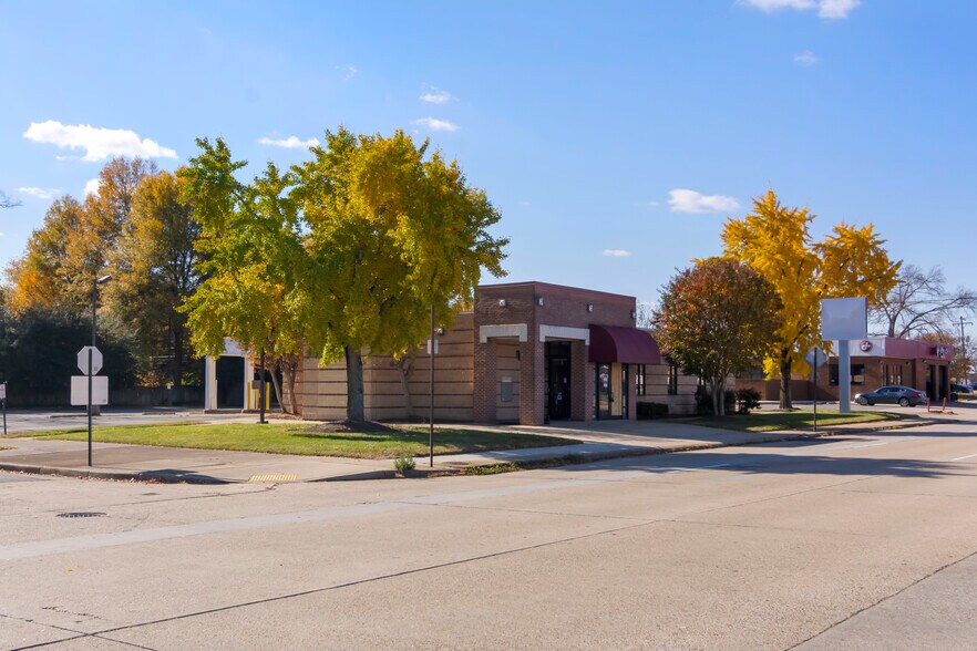 More Photos Of 1101 E Azalea Ave, Richmond Bank For Sale