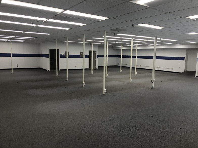 More Photos Of 2401-2465 Linden Ln, Silver Spring Flex For Lease