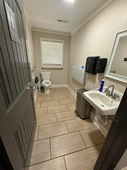 More Photos Of 717 NE Main St, Simpsonville Storefront Retail Office For Sale
