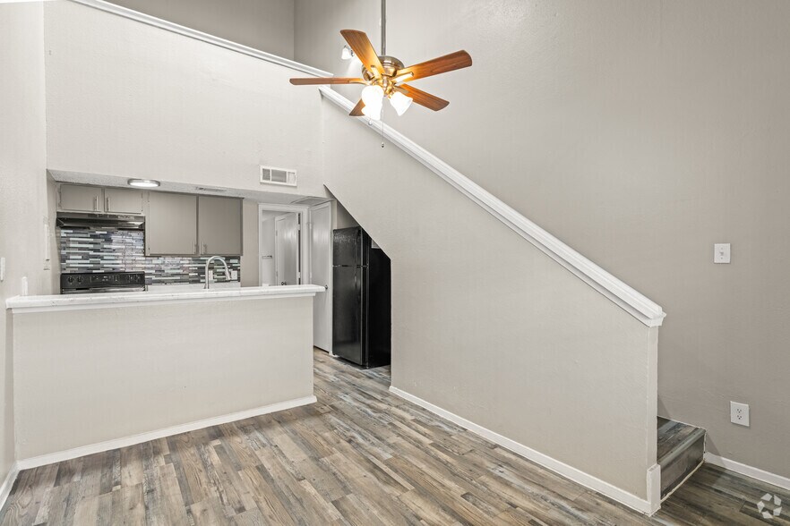 More Photos Of 711 Grand Ct, Arlington Apartments For Sale