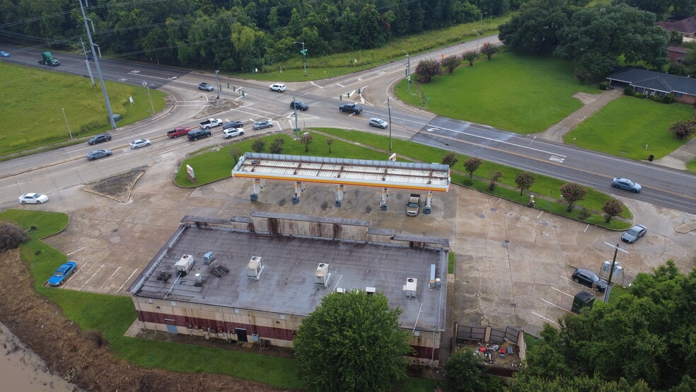 More Photos Of 2700 N University Ave, Lafayette Service Station For Lease