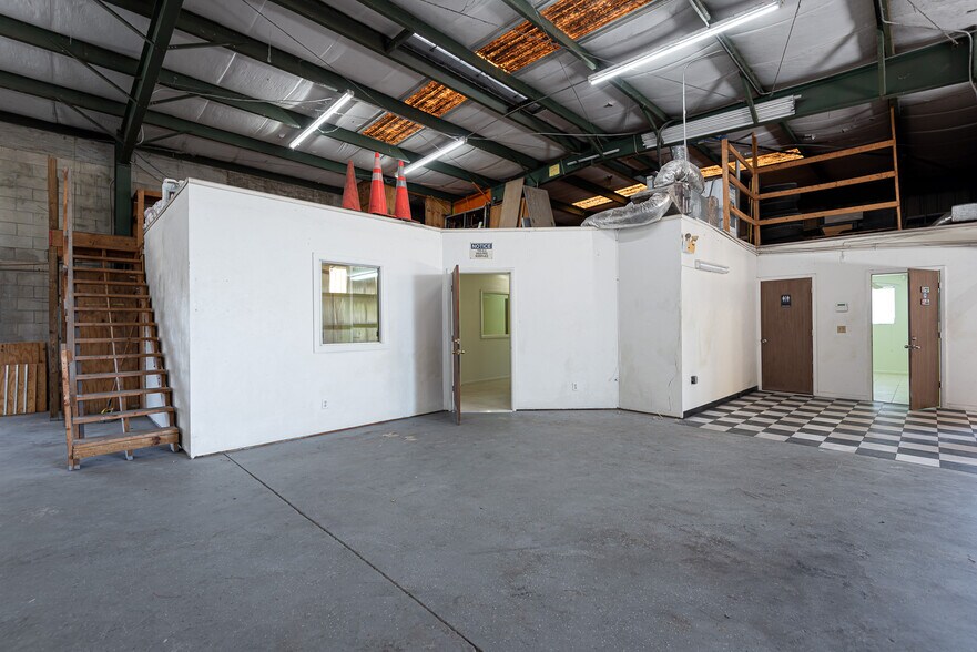 More Photos Of 420 NE 3rd Ave, Cape Coral Warehouse For Lease