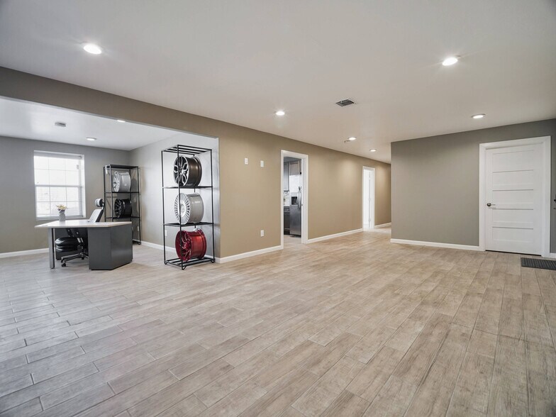 More Photos Of 109 Alamirah, Hutto Warehouse For Lease