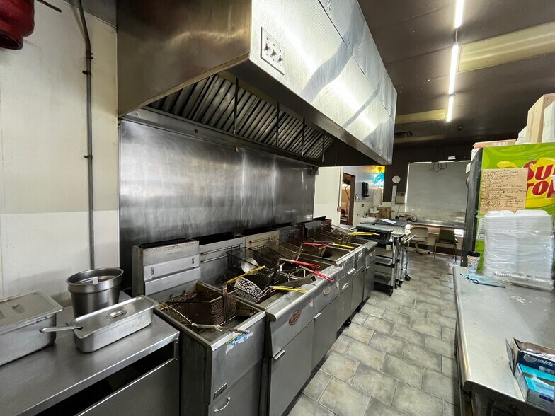 More Photos Of 101-115 E 51st St, Chicago Unknown For Lease