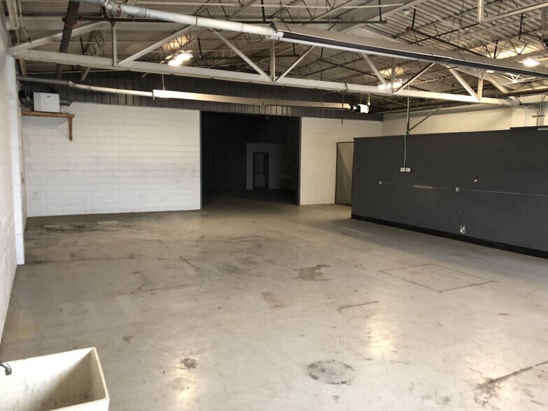 More Photos Of 7878 Gull Rd, Richland Warehouse For Lease