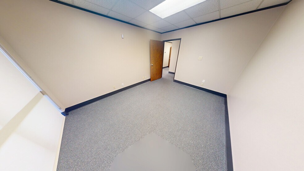 More Photos Of 9776 Whithorn Dr, Houston Showroom For Lease