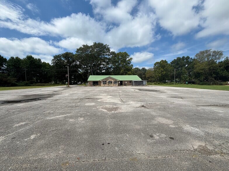 More Photos Of 607 4th St NW, Red Bay General Retail For Sale