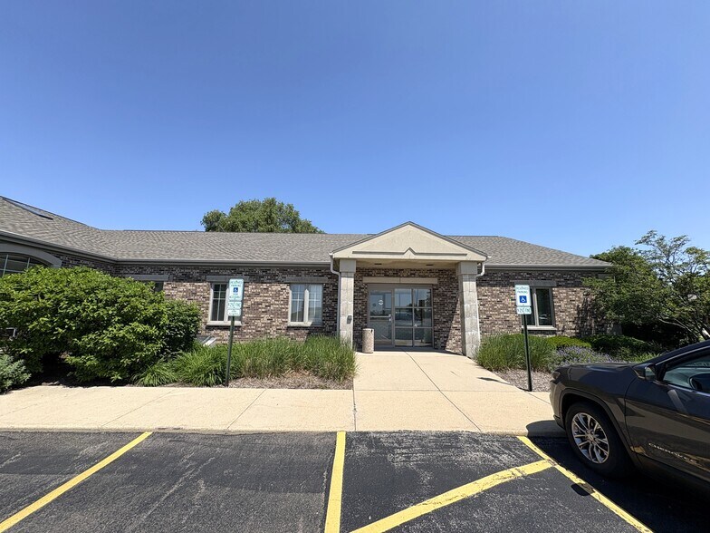 More Photos Of 1 E County Line Rd, Sandwich Medical For Lease