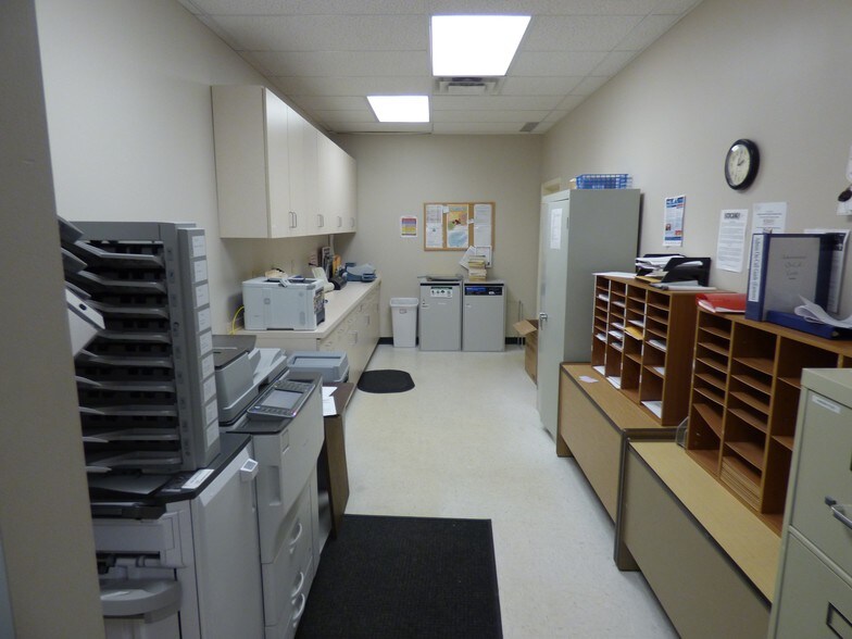 More Photos Of 8-20 Worthington Access Dr, Maryland Heights Flex For Lease