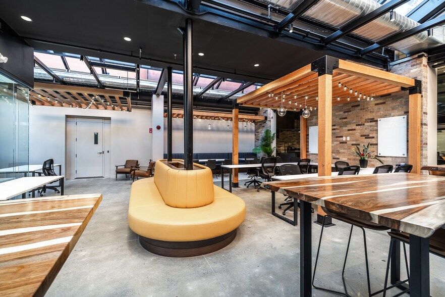 More Photos Of 7062-7064 Boul Saint-Laurent, Montréal Office For Sale